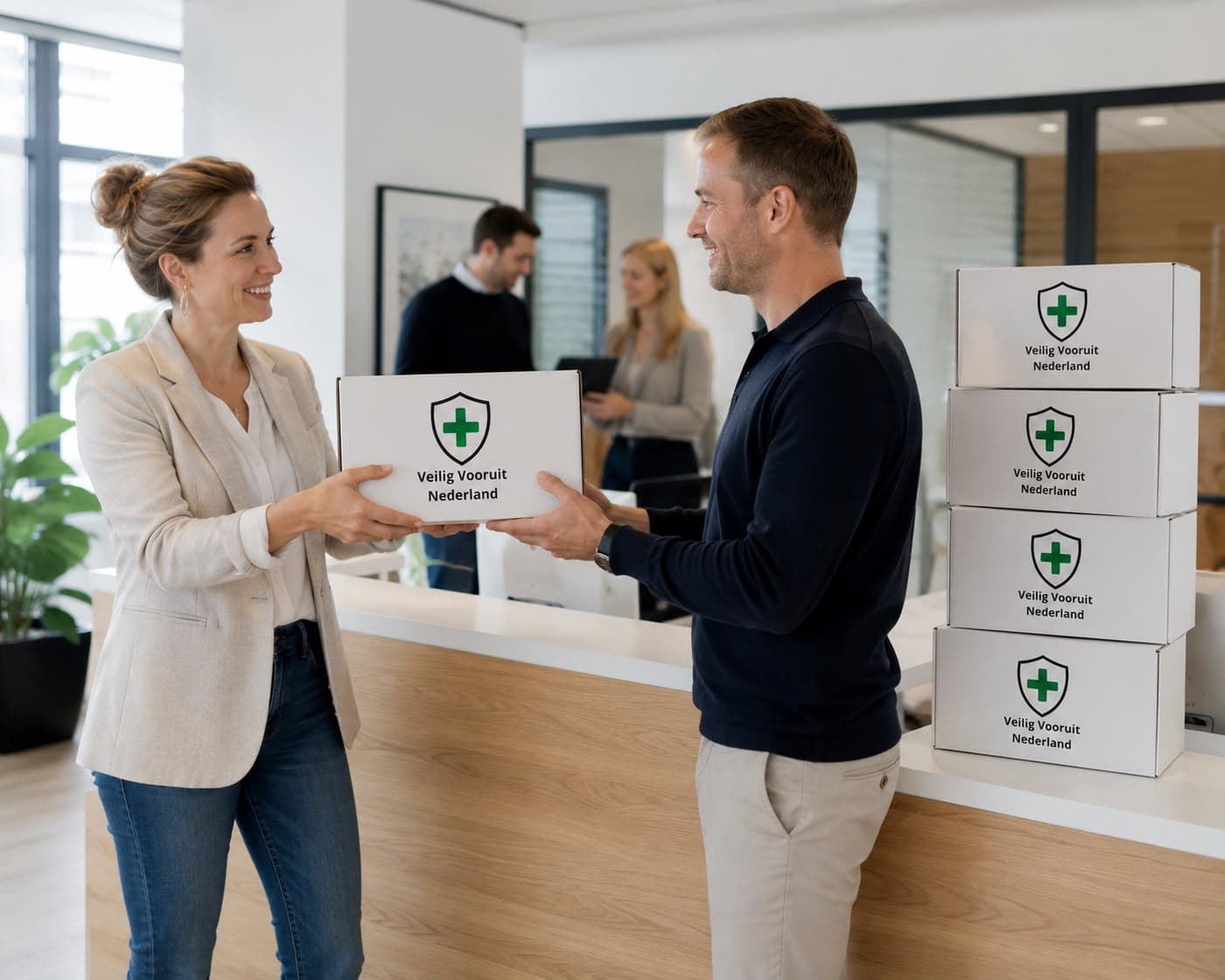 Zakelijke overhandiging van noodpakketten op kantoor